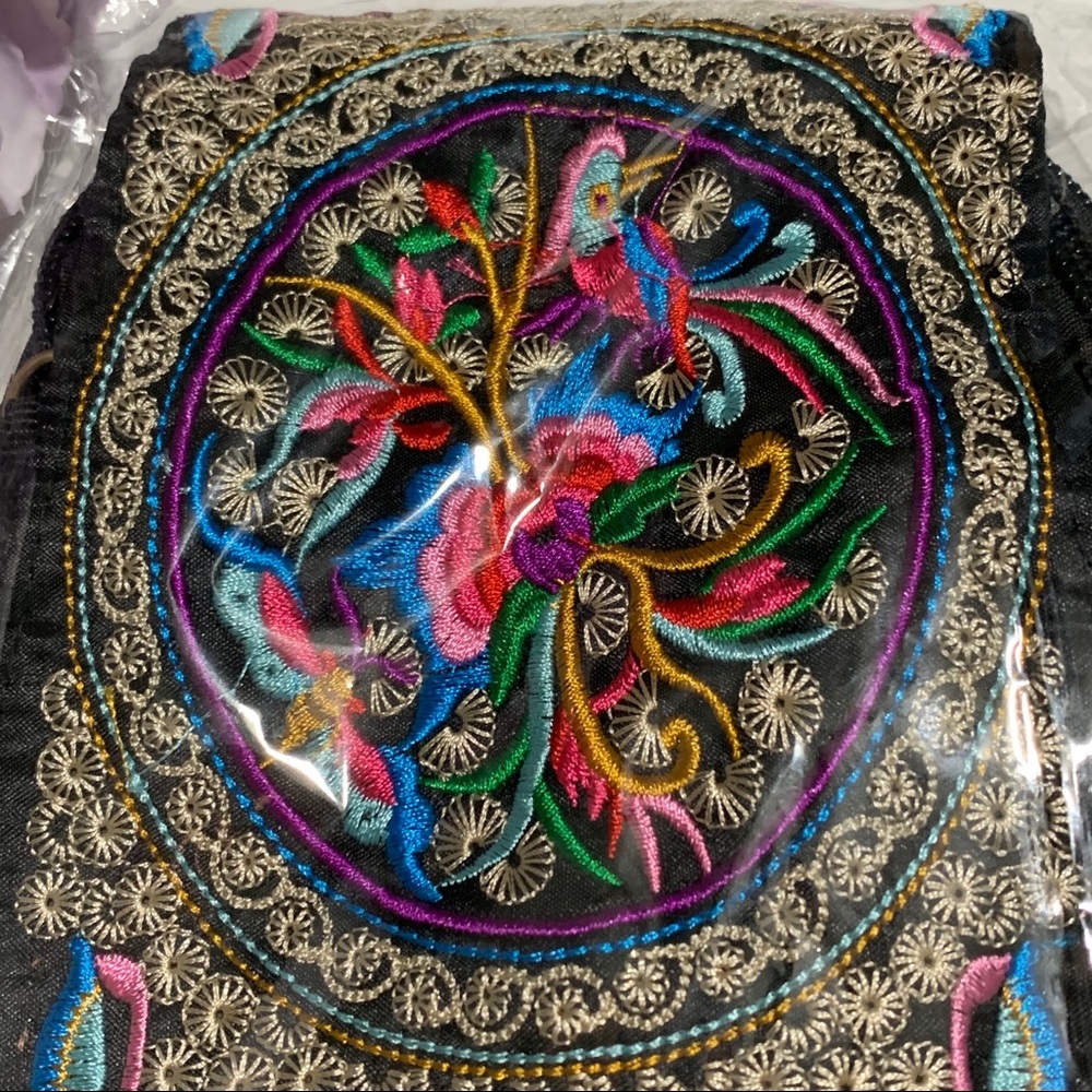 💥SOLD IN STORE LOCATION💥LAST ONE! -Small Embroidered Cross Body Boho Phone Bag - Picture 6 of 9